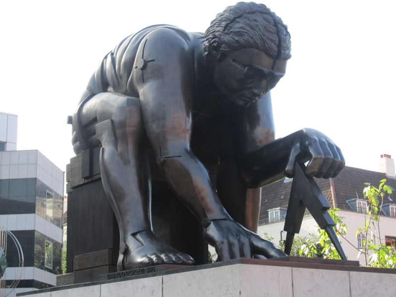 Isaac Newton Statue